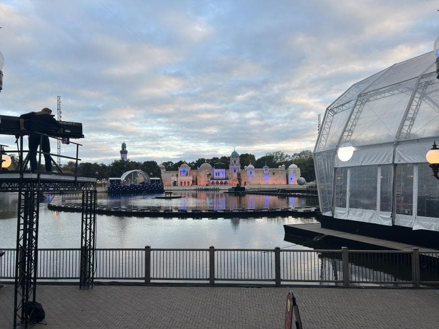 Podium gebouwd in het water voor Grand Hotel opening in de Efteling
