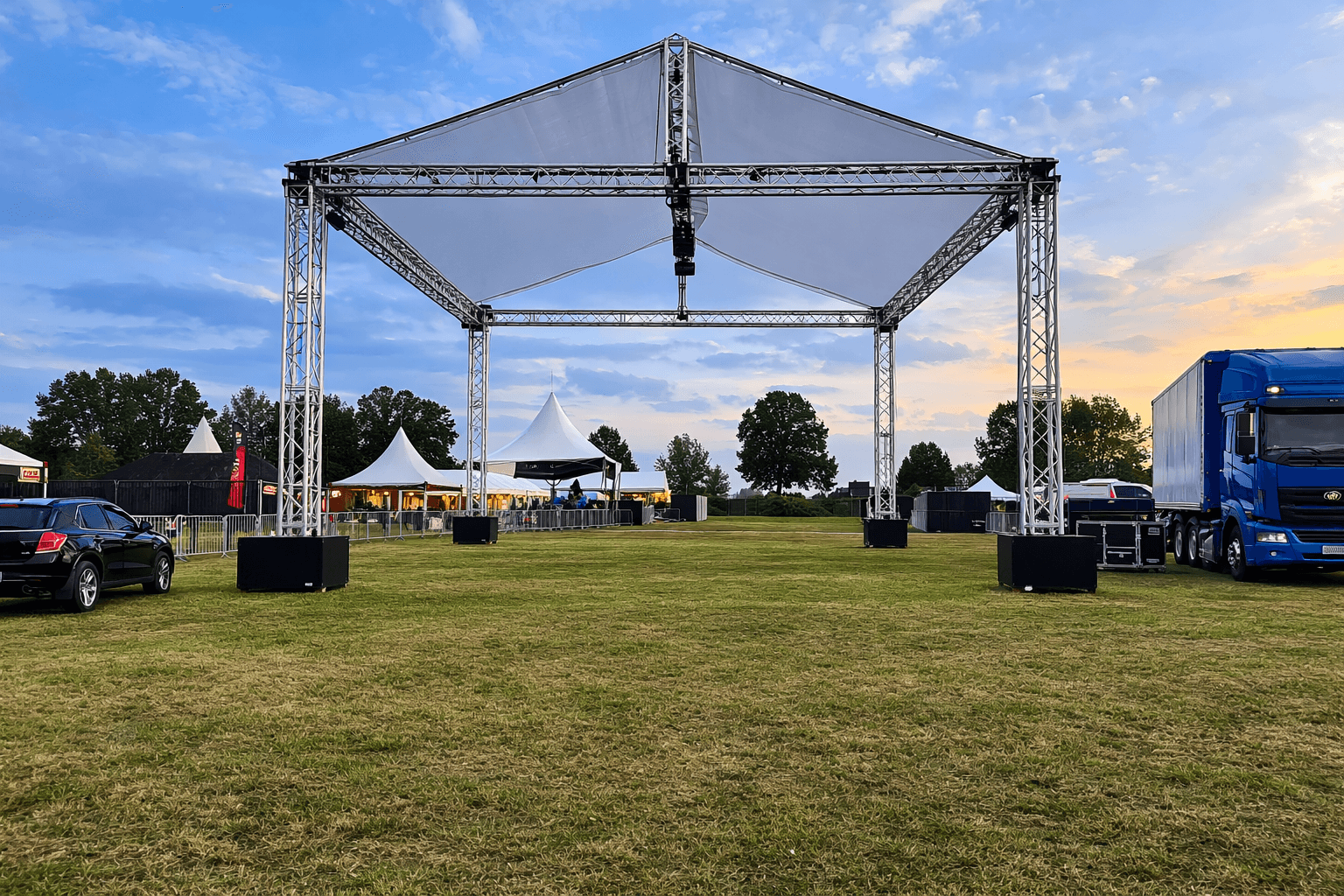 Overkapping met afwerking op grasveld